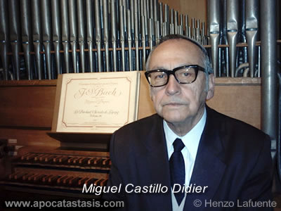 Miguel Castillo Didier, detrás, una partitura de Bach