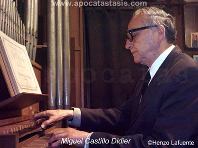Miguel Castillo Didier ejecuta en su órgano construido por él mismo
