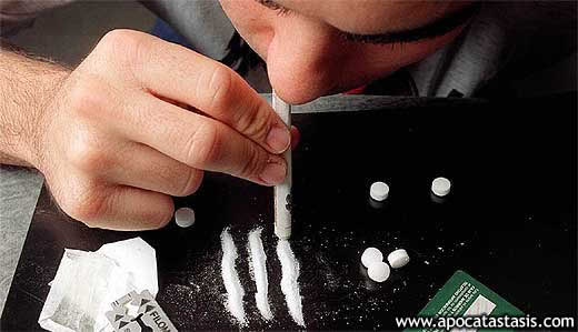 Cocainómano inhalando