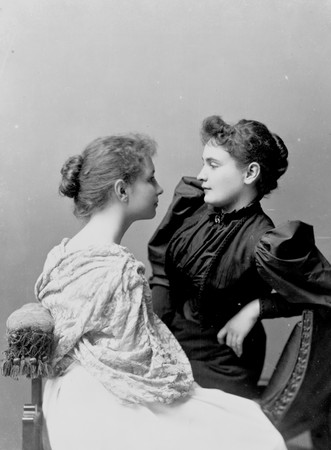 Hellen Keller y Anne Sullivan, sentadas
