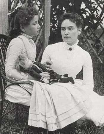 Hellen Keller (nina) y Anne Sullivan