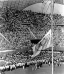 La bandera olímpica a media asta en honor a los atletas asesinados